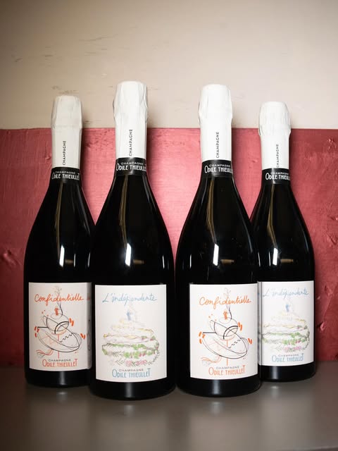 Bottiglie di Champagne Odile Thieullet sul tavolo di Sciccherie