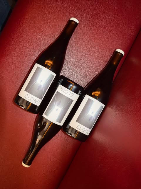 Bottiglia di Vermentino Alone di Nicolas Mariotti Bindi su tavolo di Sciccherie