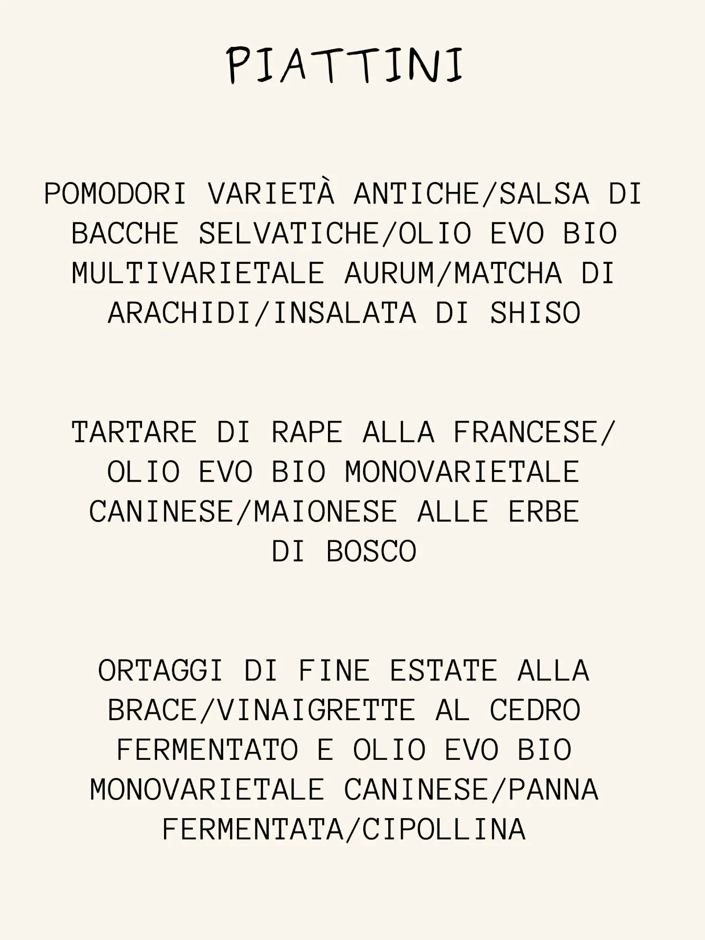 Piatto di pomodori, bacche selvatiche e shiso