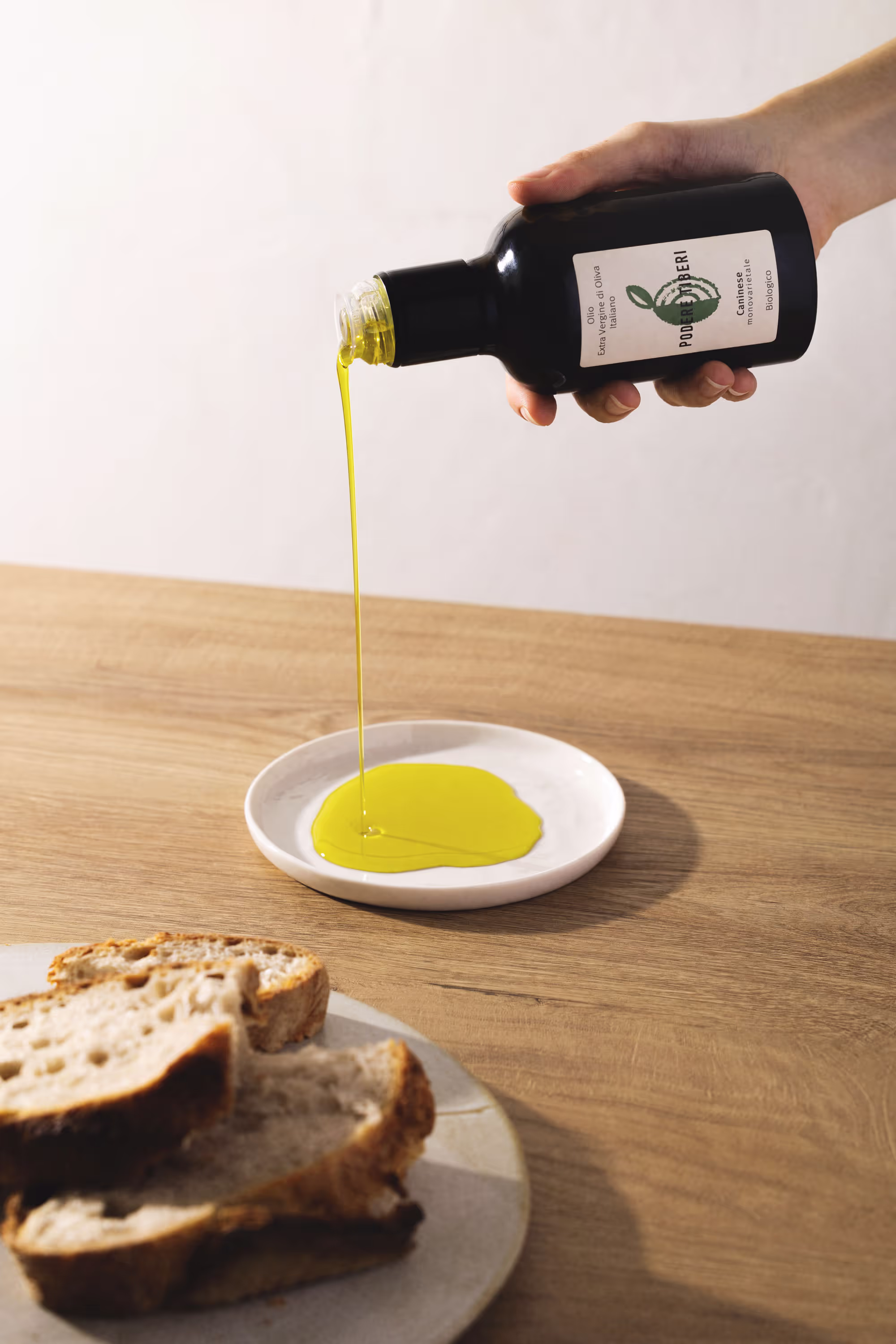 Olio extravergine biologico Podere Tiberi versato su un piatto