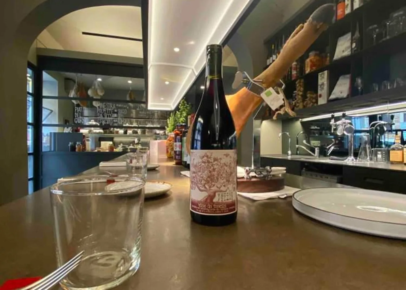 Calici di vino naturale di Borgogna serviti da Sciccherie Roma
